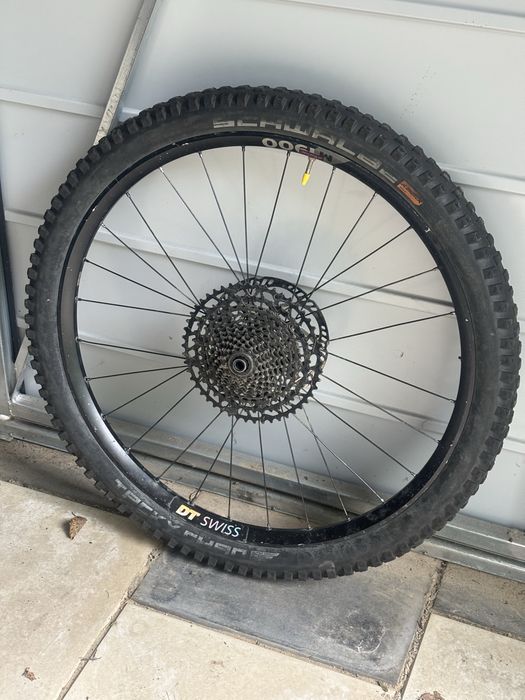 Koło tylnie 27.5 dt swiss e1900 z kasetą, tarczą oraz oponą.
