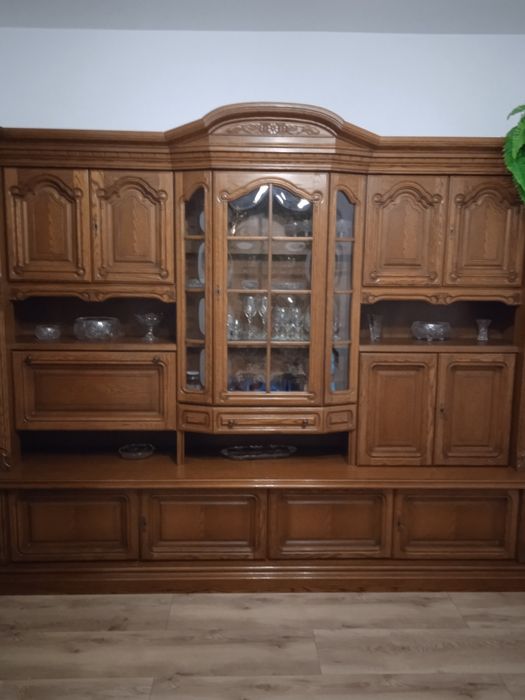 Dębowa meblościanka.