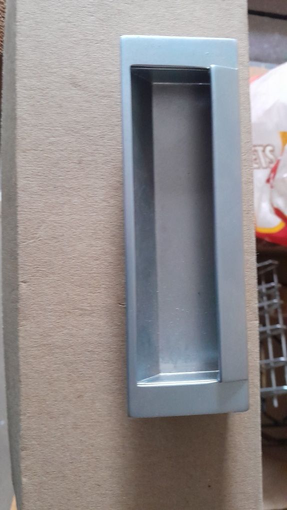 Uchwyt wpuszczany Gamet l-128 aluminium