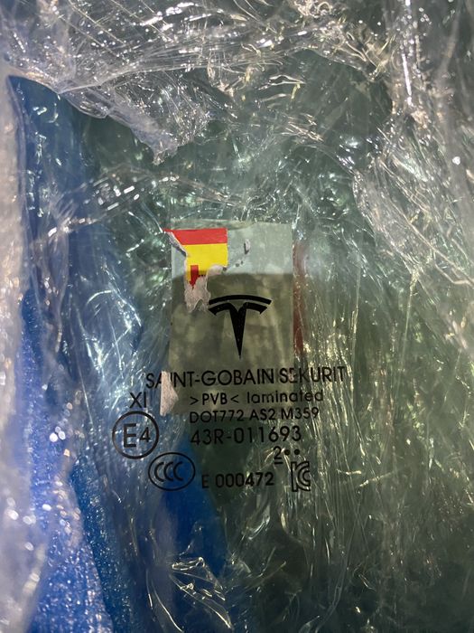 Стекло двери левое правое Tesla Model Y a Model  3