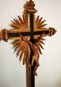 Enorme e antigo Cristo na cruz em talha dourada