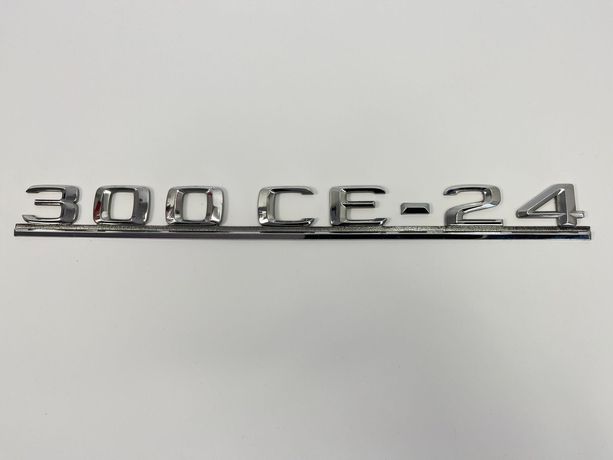 EMBLEMAT TYLNEJ KLAPY POKRYWY BAGAŻNIKA 300CE-24 MERCEDES W124 COUPE CABRIO
