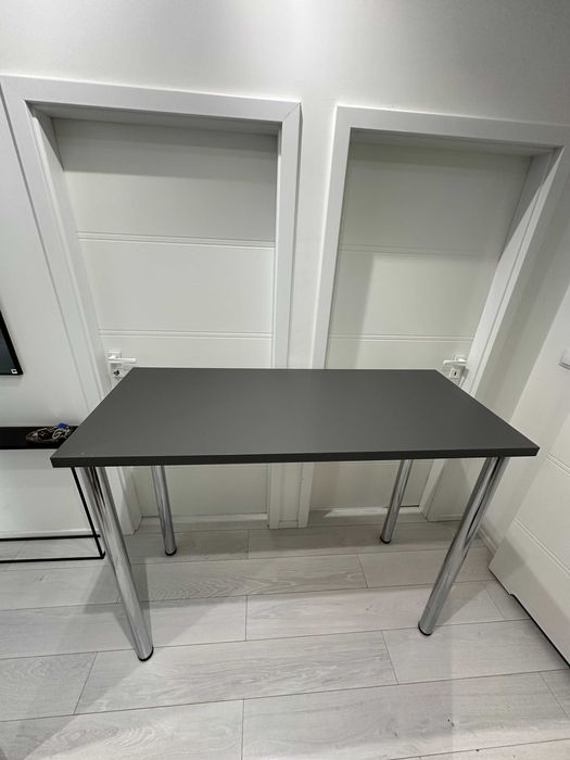 Stół na wysokich metalowych nogach 110 cm H - wystawy, targi, warsztat
