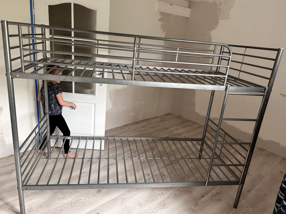 Łóżko piętrowe dla dzieci metalowe Ikea SVÄRTA Rezerwacja