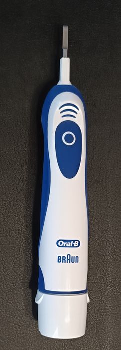 Электрическая зубная щетка Oral-B