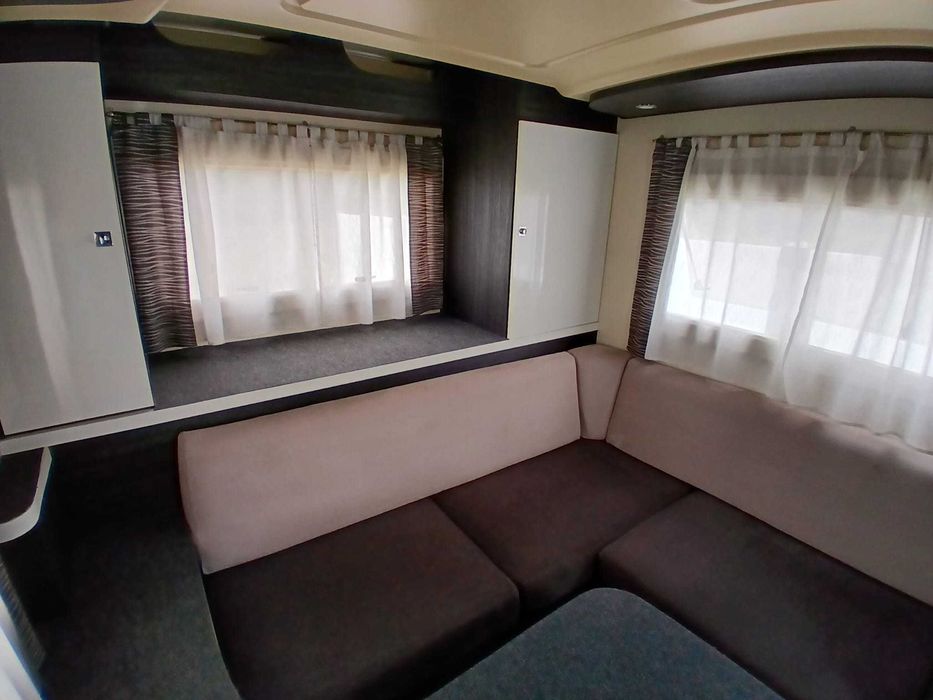 Benimar Mileo 282 — lounge XXL com camas basculantes