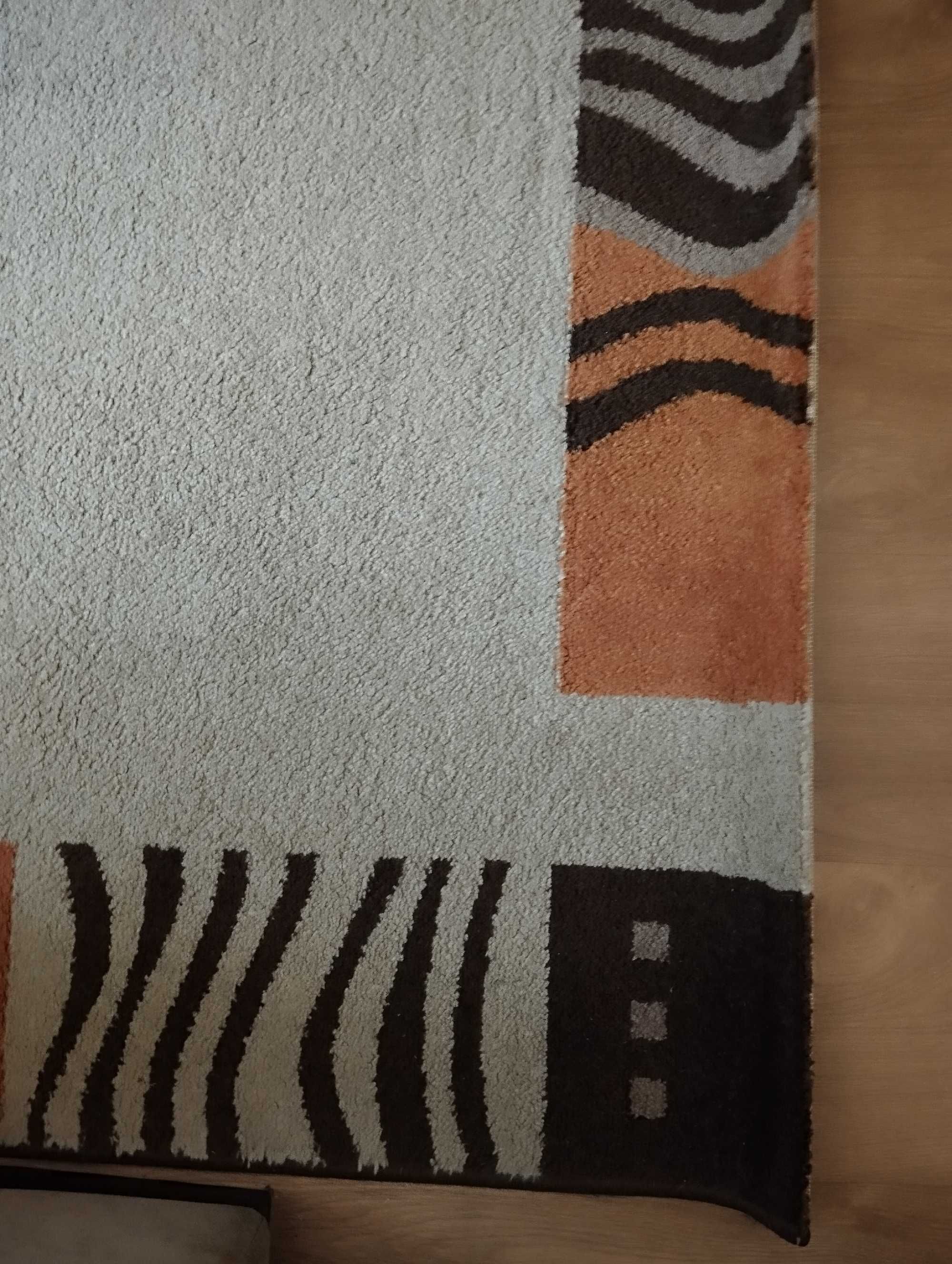 Carpete bege pelo raso barra colorida tons castanho e cor de laranja