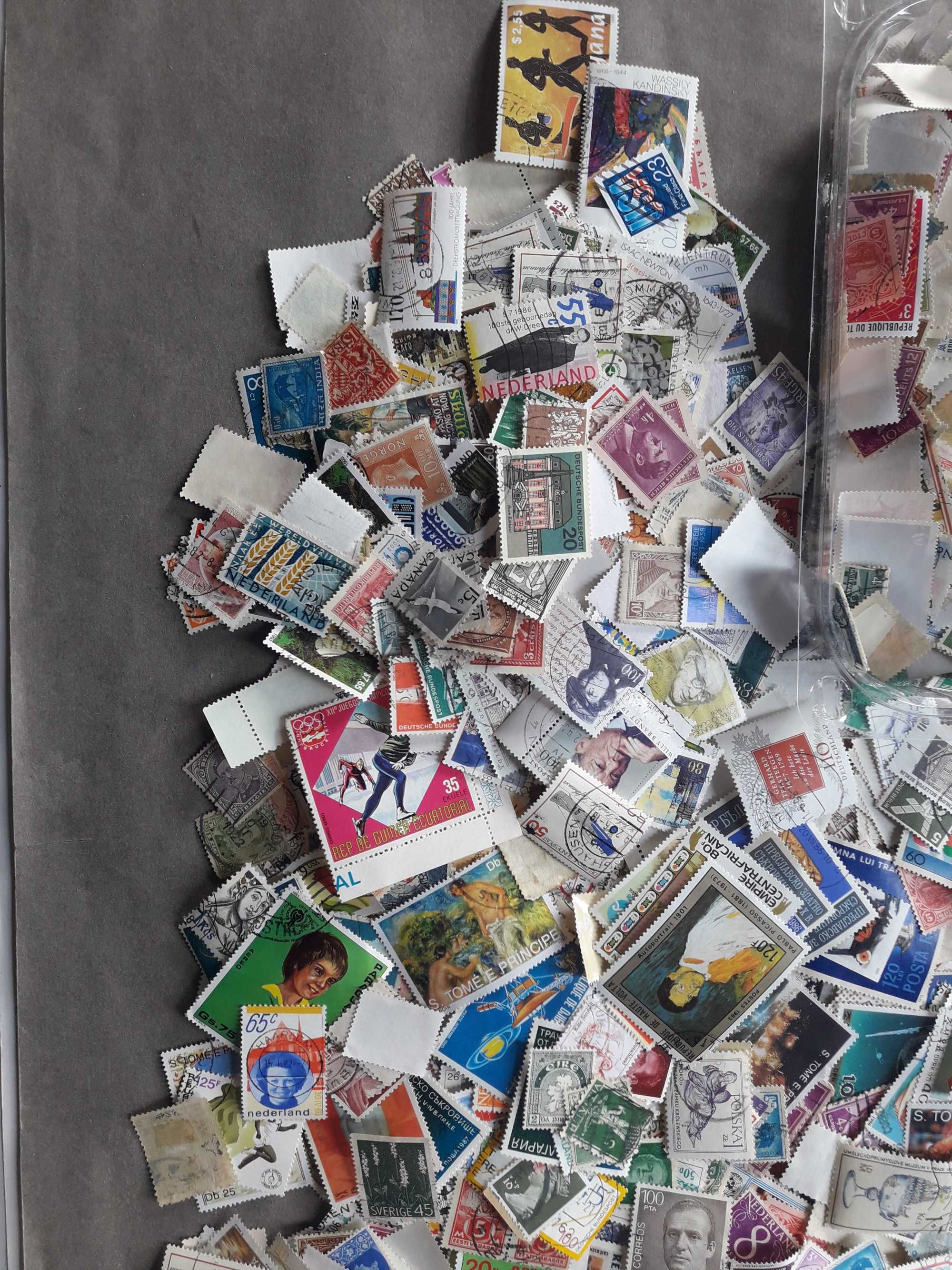 Caixa com mais de 2000 selos do Mundo