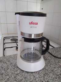 Pequena máquina de café UFESA CG7113