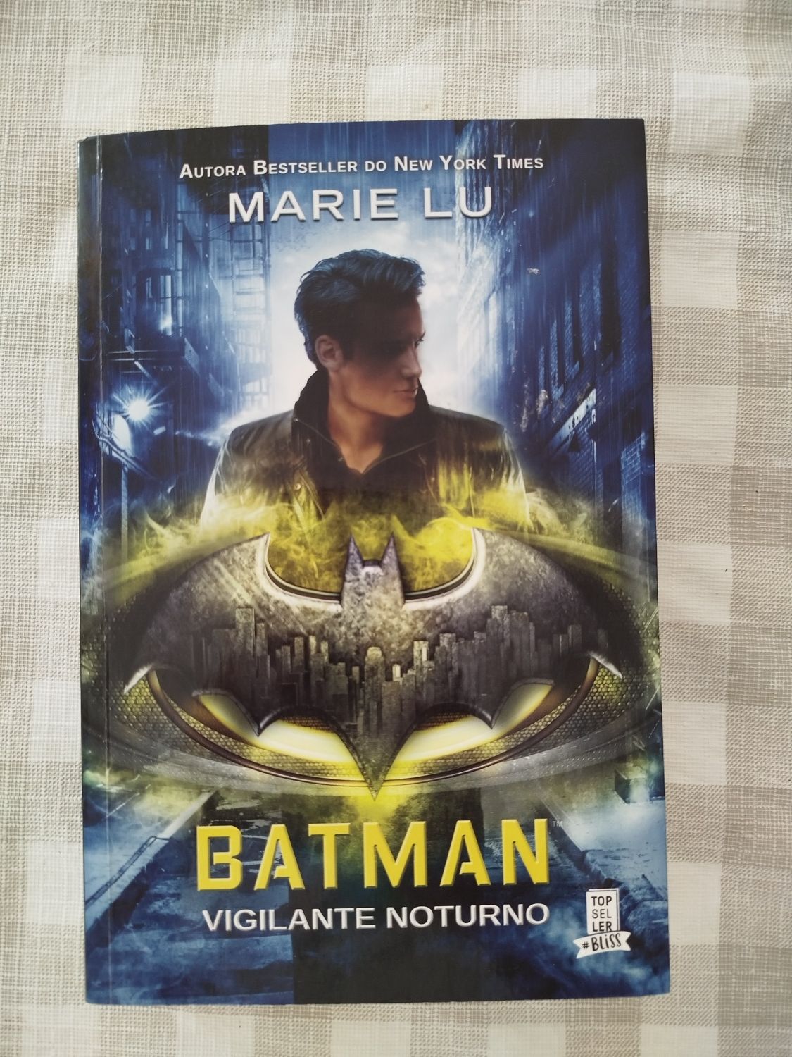 BATMAN vigilante noturno de Marie Lu