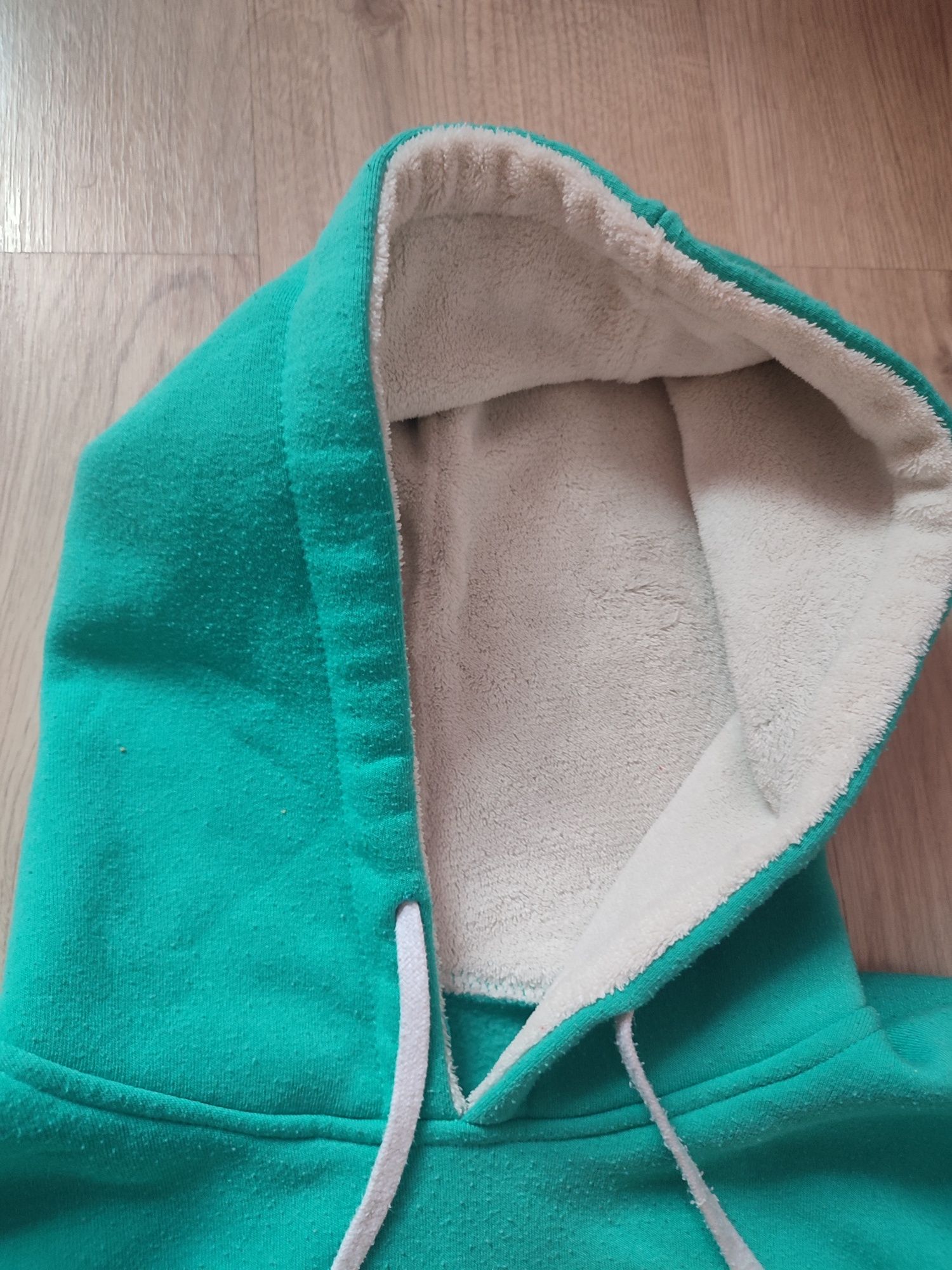 Zielona bluza sweter z kapturem i pomponami miś