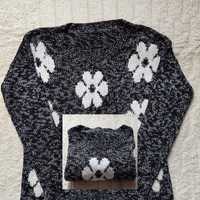 Dzianinowy sweter w duże kwiaty biało-czarny rozmiar M