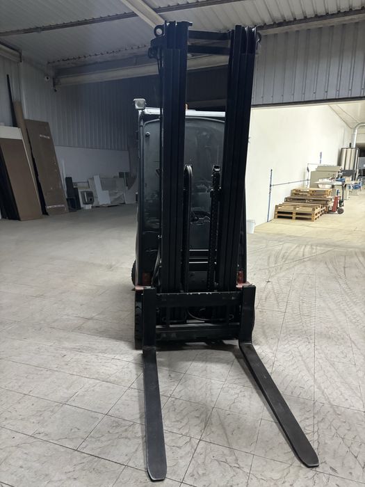 Empilhador toyota 1.5T elétrico com torre tripla em bom estado geral