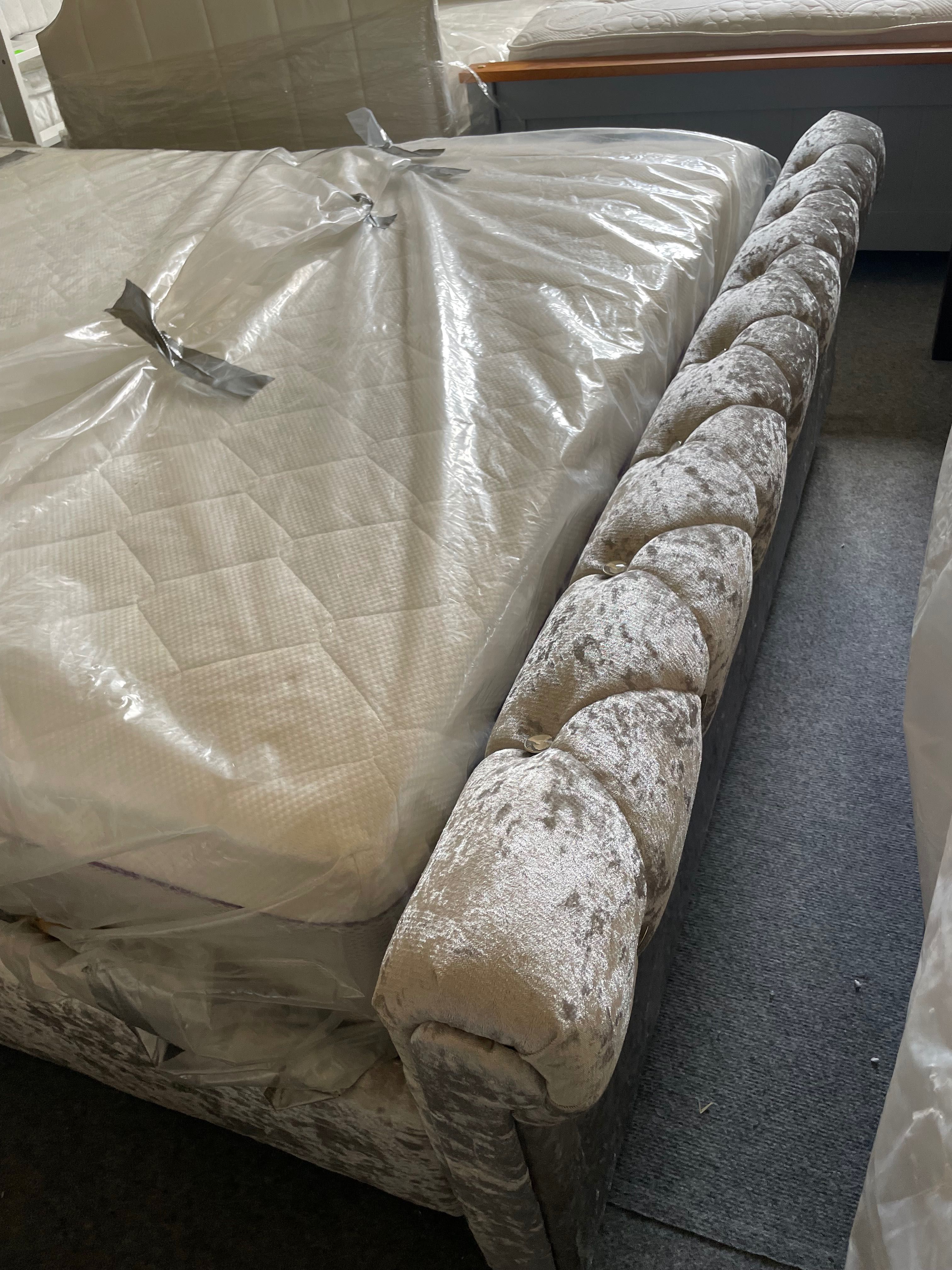 Duże łóżko aksamitne