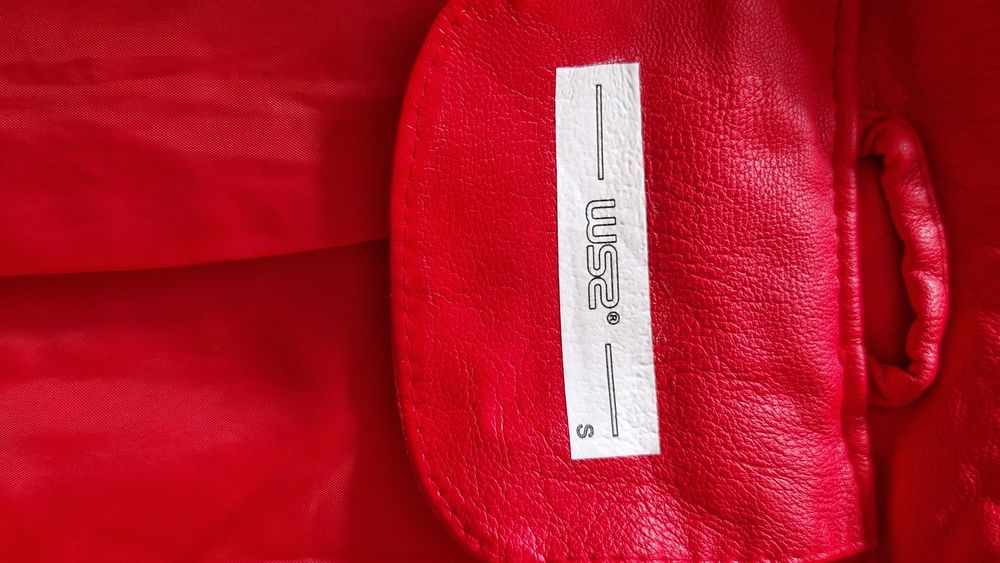 Nowa czerwona ramoneska na zamek