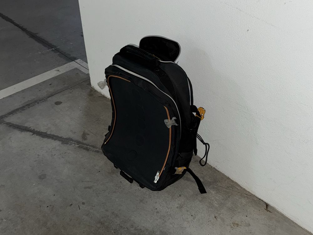 Mochila grande com rodinhas do tipo troley