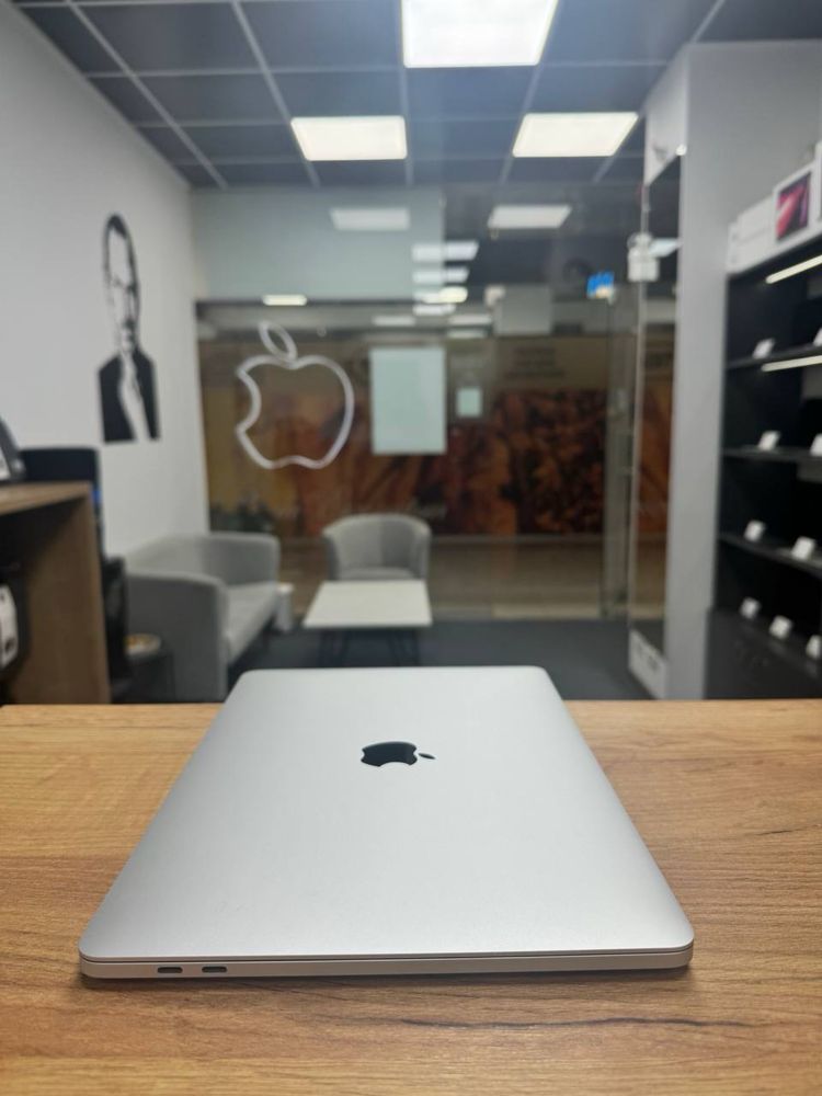 Macbook Pro 2020 (M1/8gb/ 256 ssd ) НОВИЙ