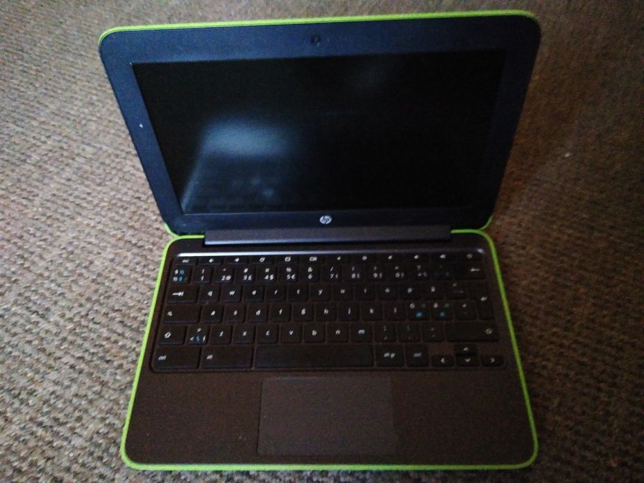 Laptop HP z ladowarkiem