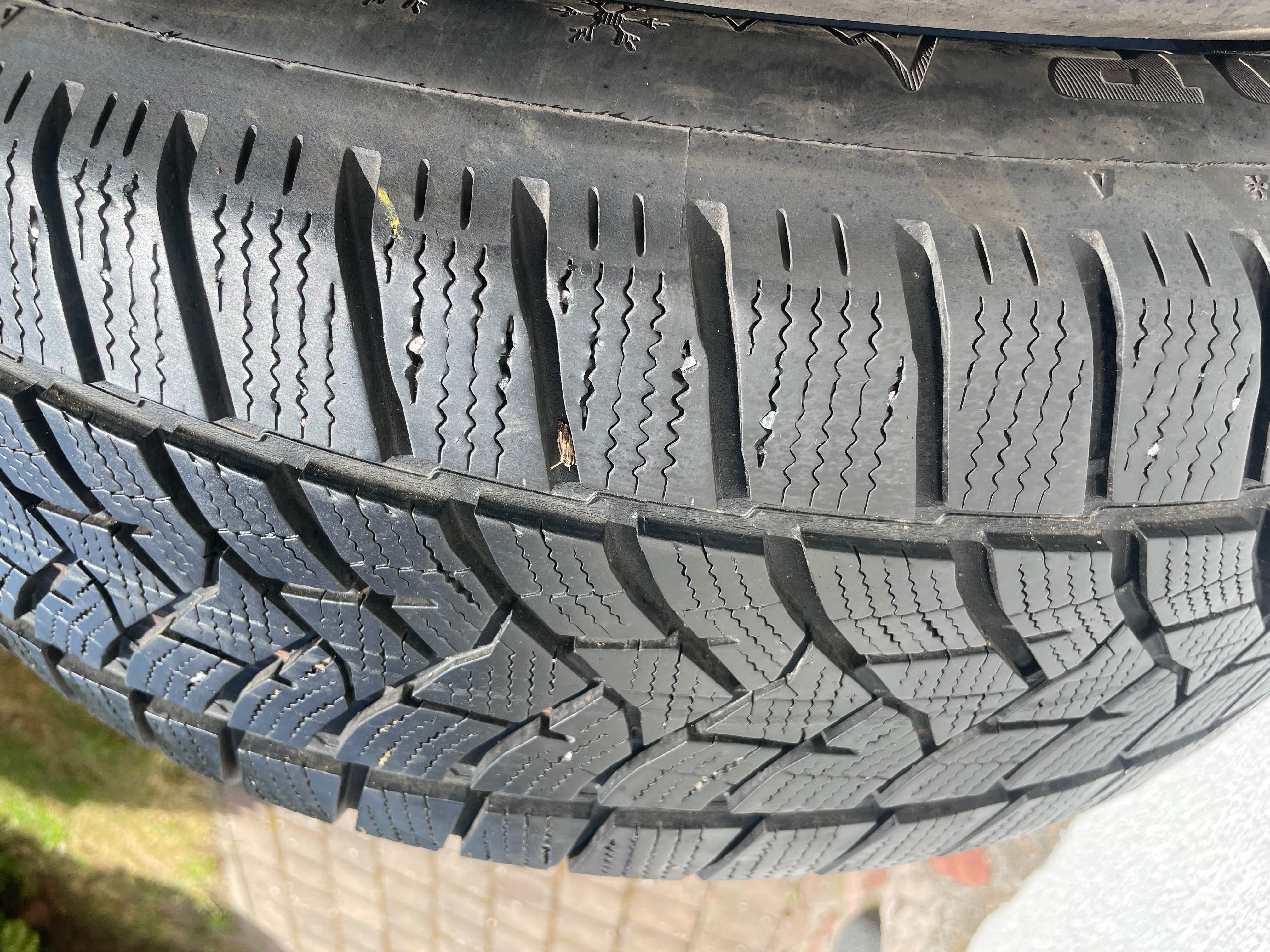 Opony zimowe Dunlop 235/60/18  2szt.