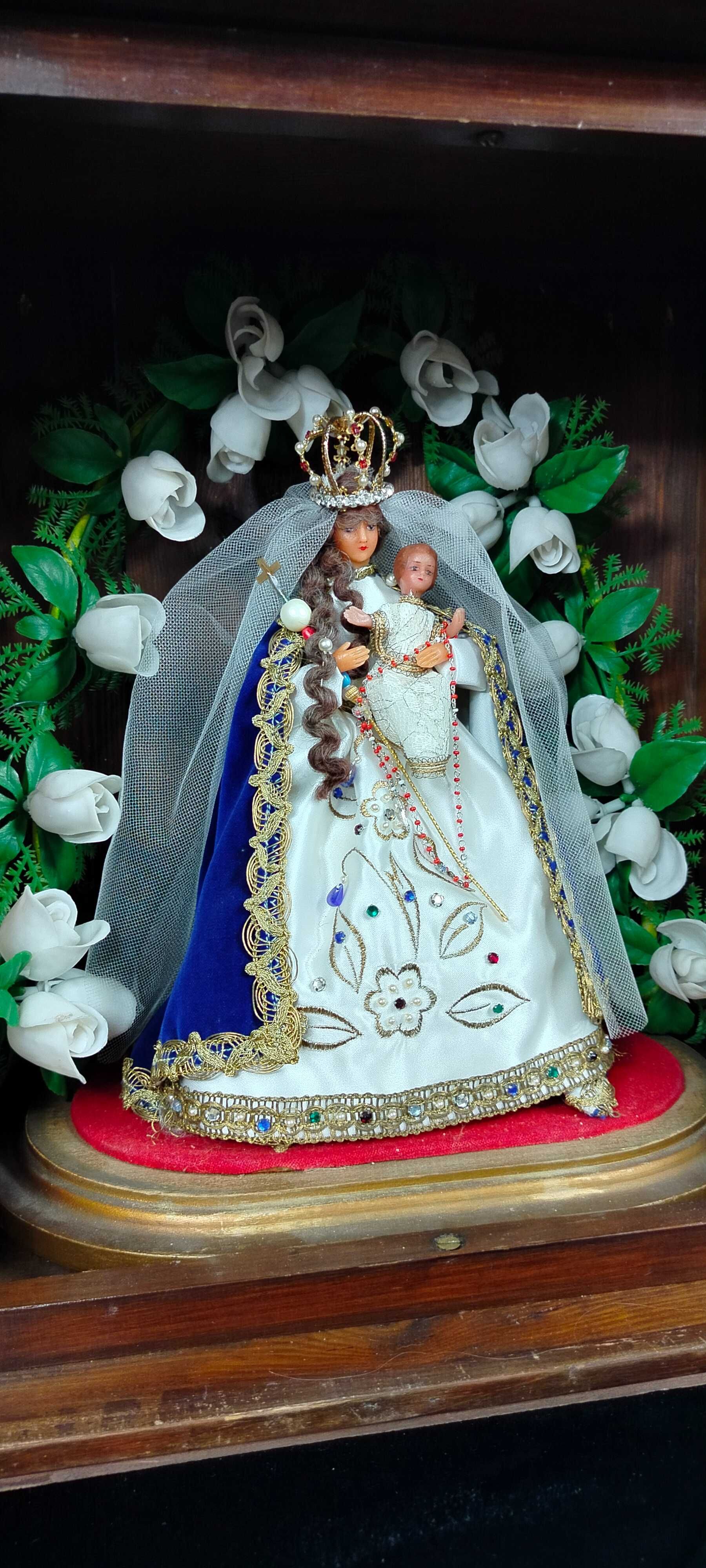 Stara drewniana kapliczka z figurka Maryi i dzieciątka Jezus