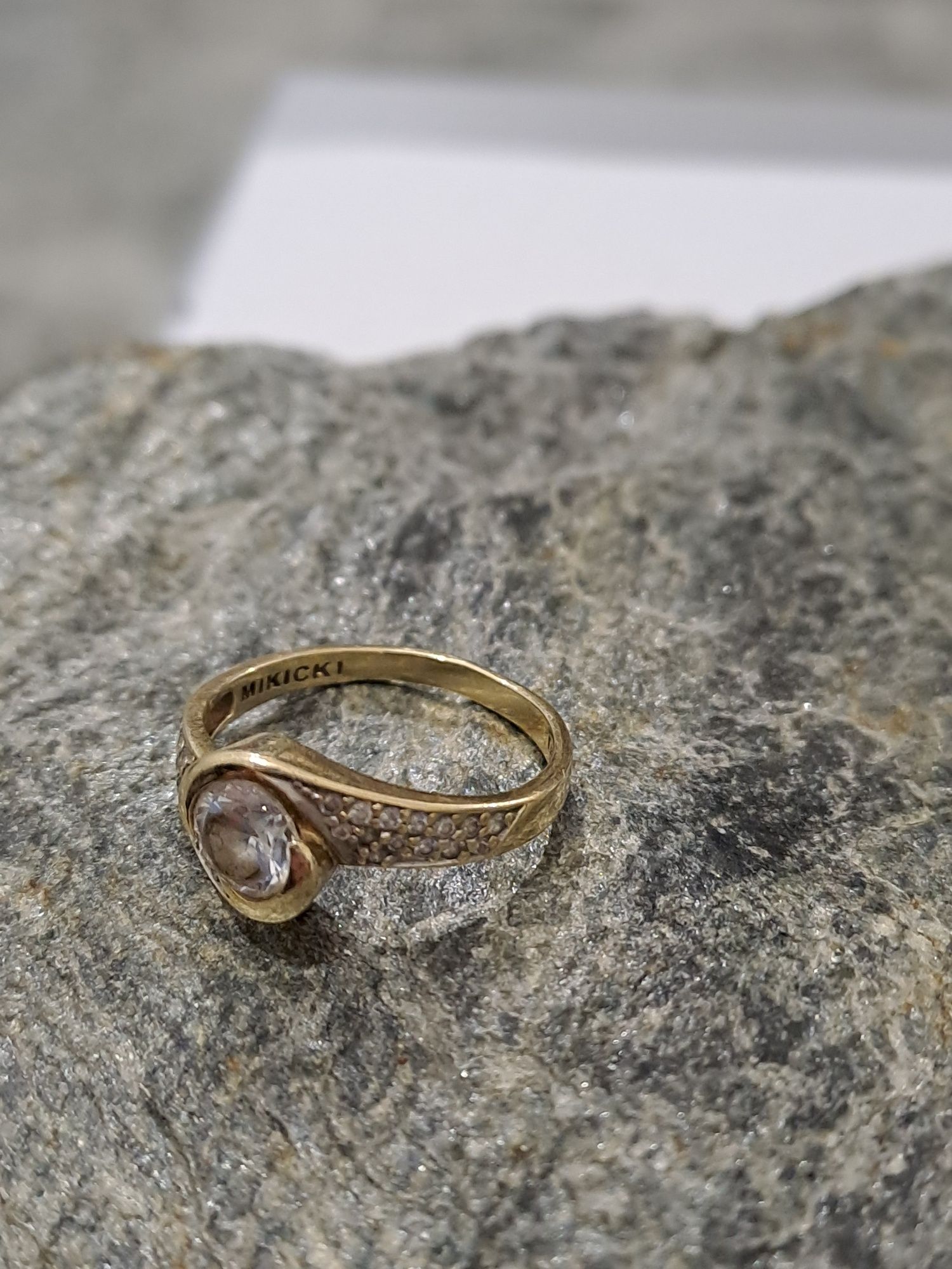 Śliczni złoty pierścionek Mikicki 585 używany roz.16