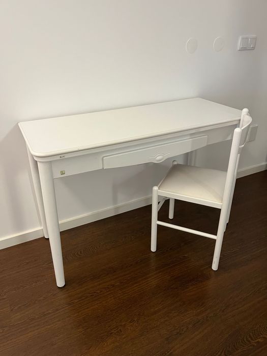 Mesa branca em bom estado com 2 cadeiras