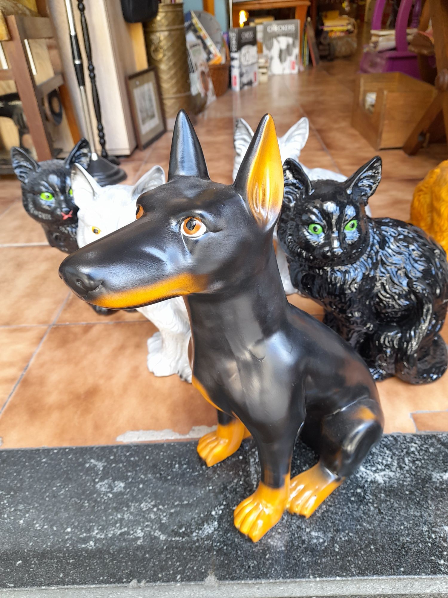 Gatos de louça e cão Doberman - novos super fofinhos em barro