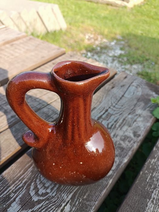 Gliny brązowy wazonik