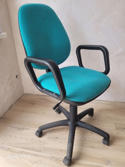 Продам офисные стулья