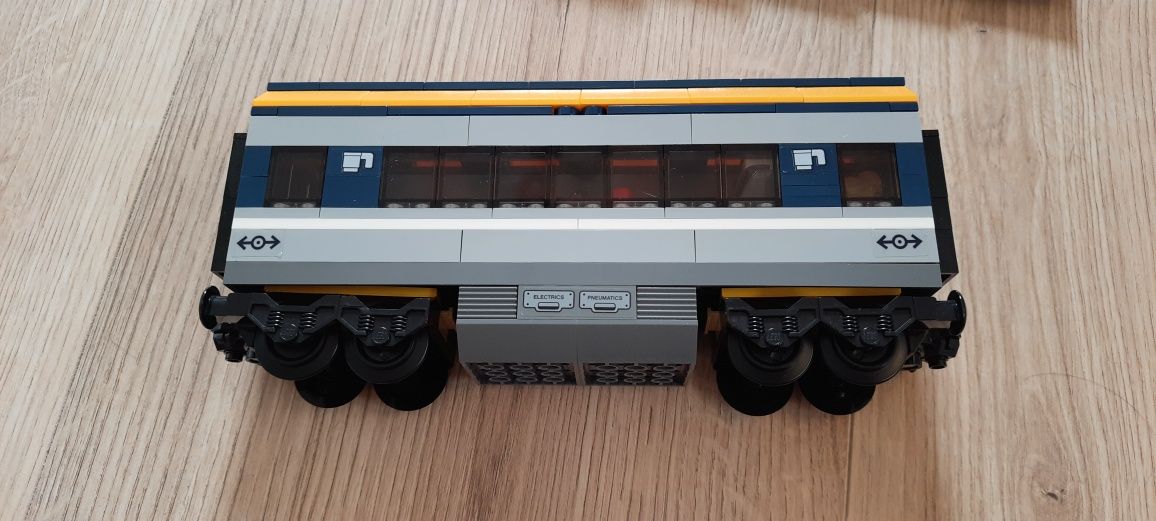 Lego city 60197  pociąg pasażerski na pilota