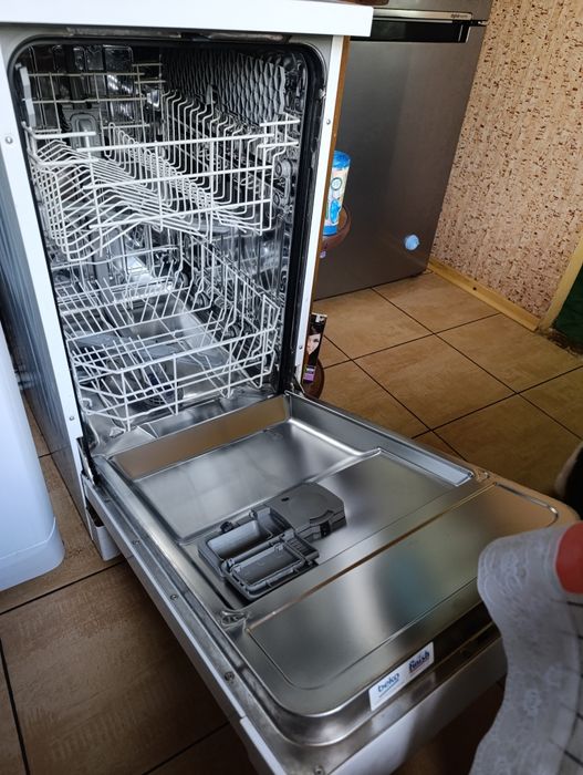 Посудомийна машина BEKO DFS05020W у гарному стані.
