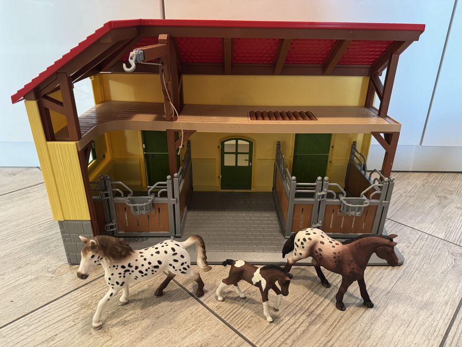 Stajnia Schleich 2 konie i źrebak.