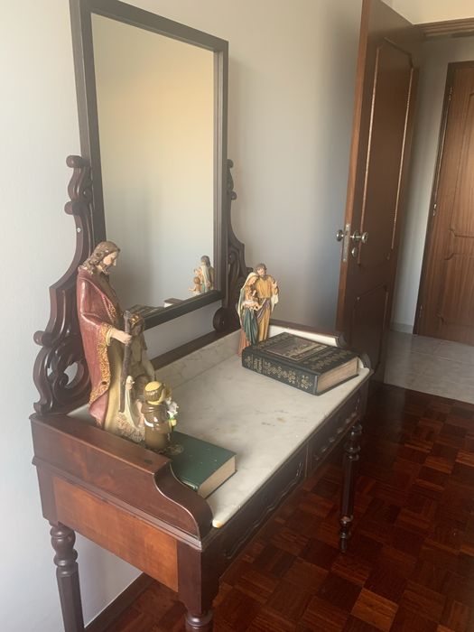 Mesa antiga com espelho