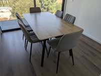 Mesa com 6 cadeiras