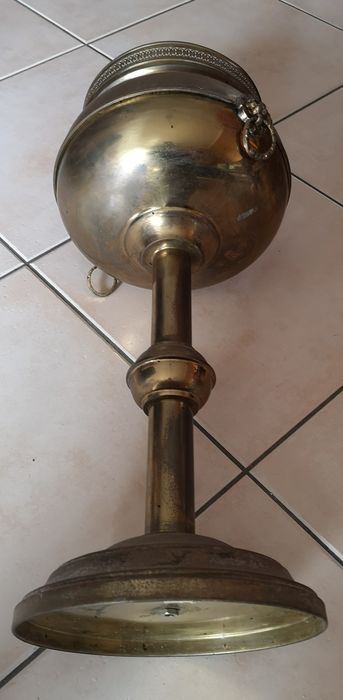 Floreira antiga de pé alto cobre