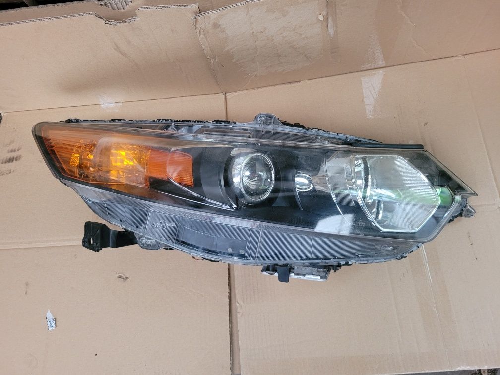 Honda Accord VIII 8 przedlift lampa prawa Xenon Europa