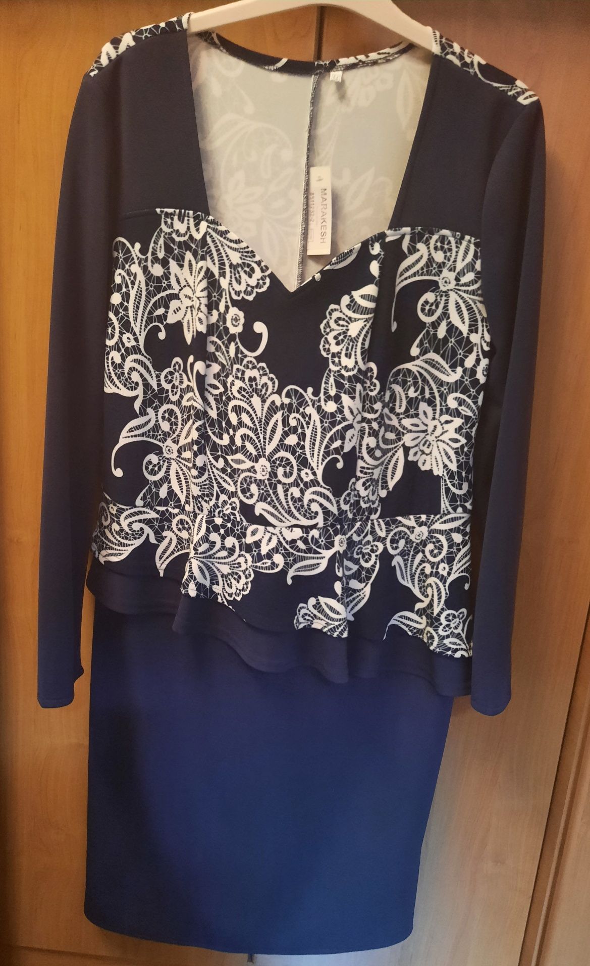 Продам нарядные платья, 48 и 52 размера