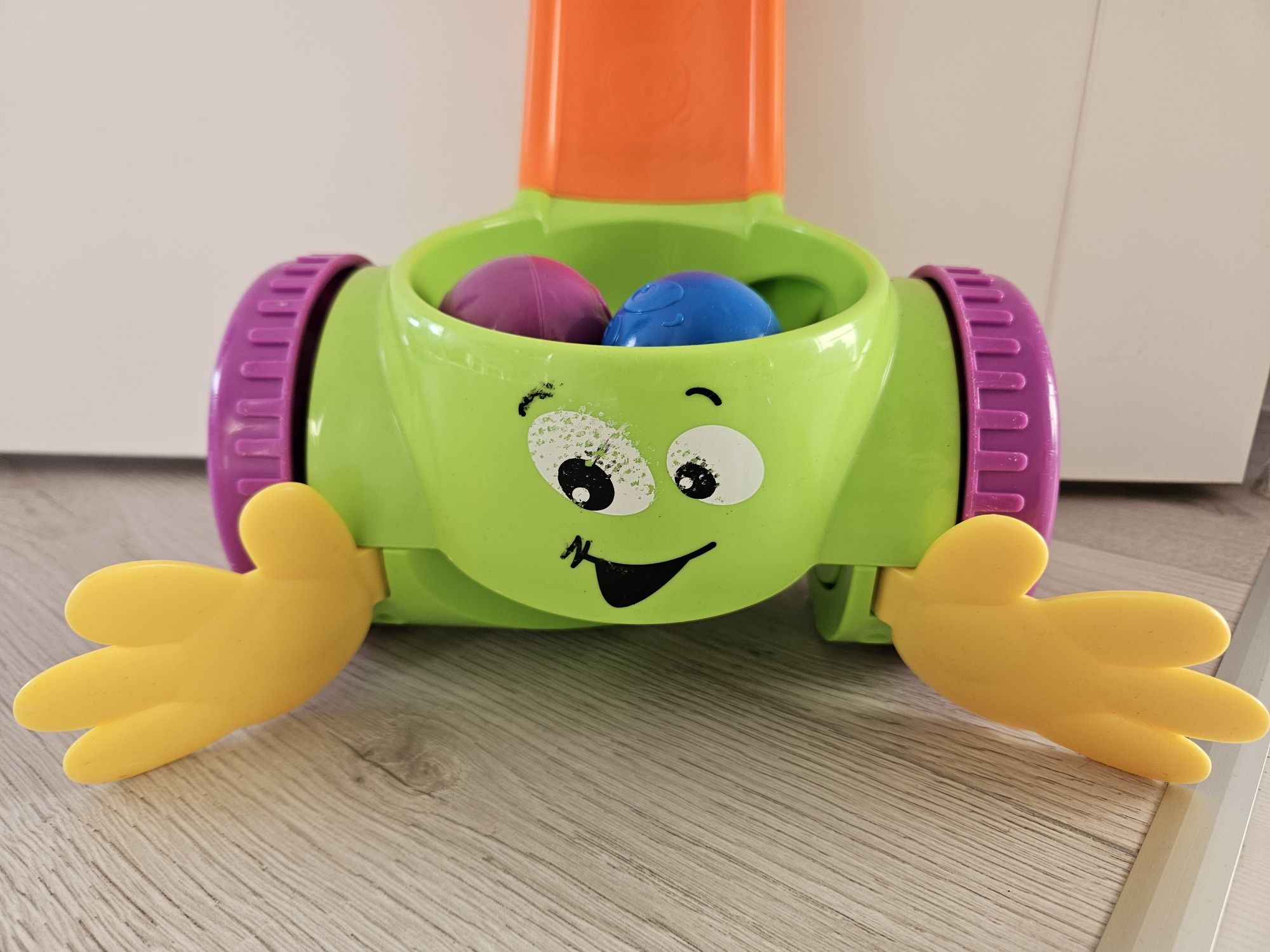 Chodzik i niesforne piłeczki Fisher price
