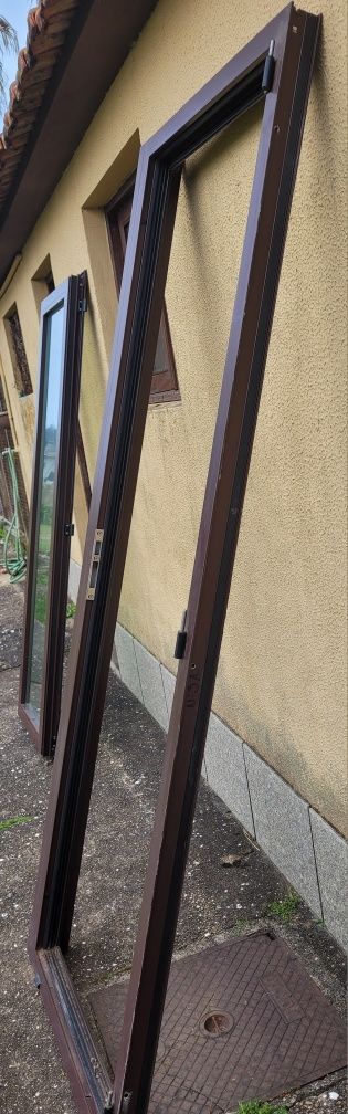 Urgente - Porta de alumínio com respetivo aro para venda.      Muito B
