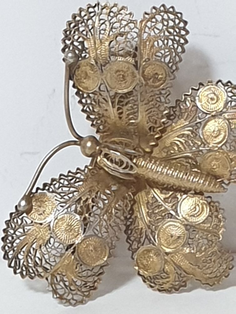 Linda, grande antiga borboleta em prata filigrana dourada