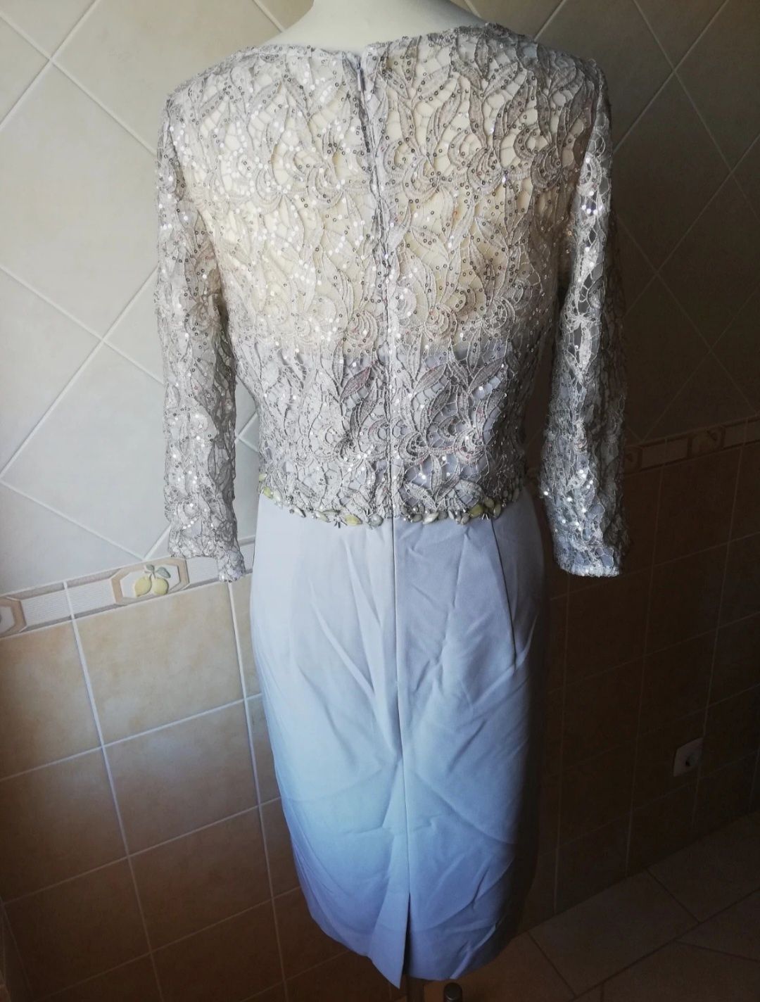 Vestido de cerimónia curto, em cinza prata