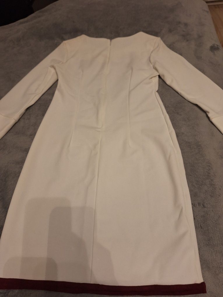 Elegancka sukienka w kolorze ecru z bordowymi akcentami #S#