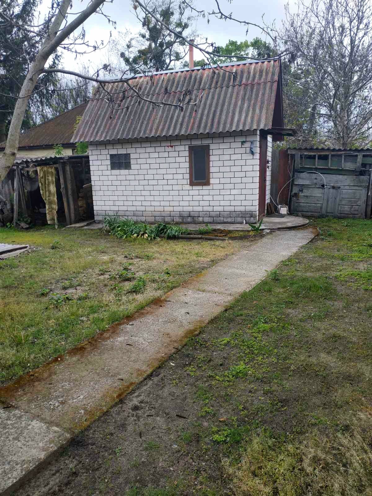 Продається затишний дім з окремою банею.