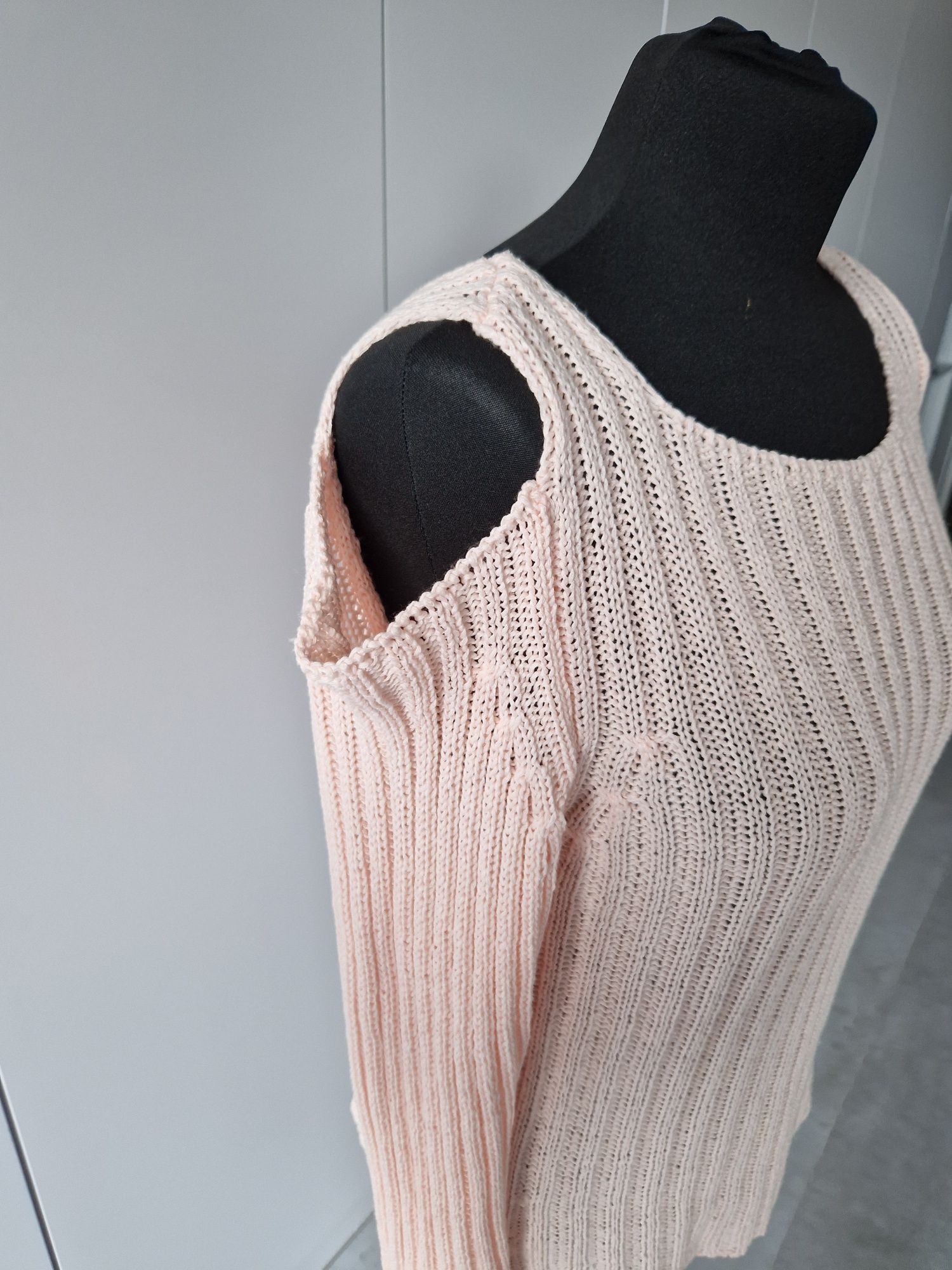 Morelowy sweter z wyciętymi ramionami 36 s