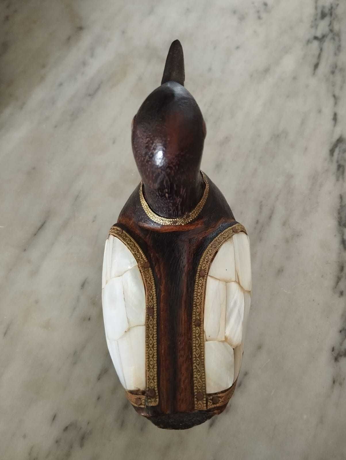 Pato Antigo em Madeira e Madreperola