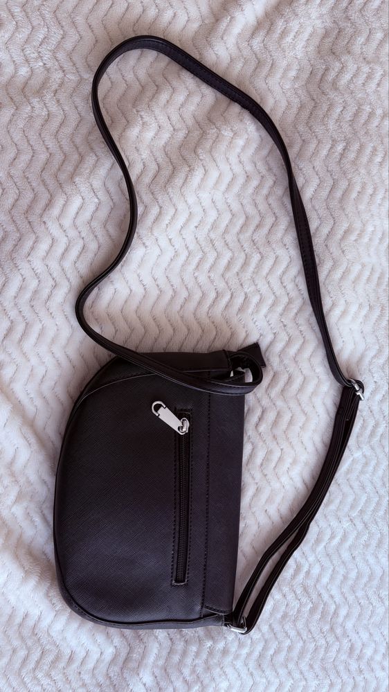 Czarna torebka crossbody