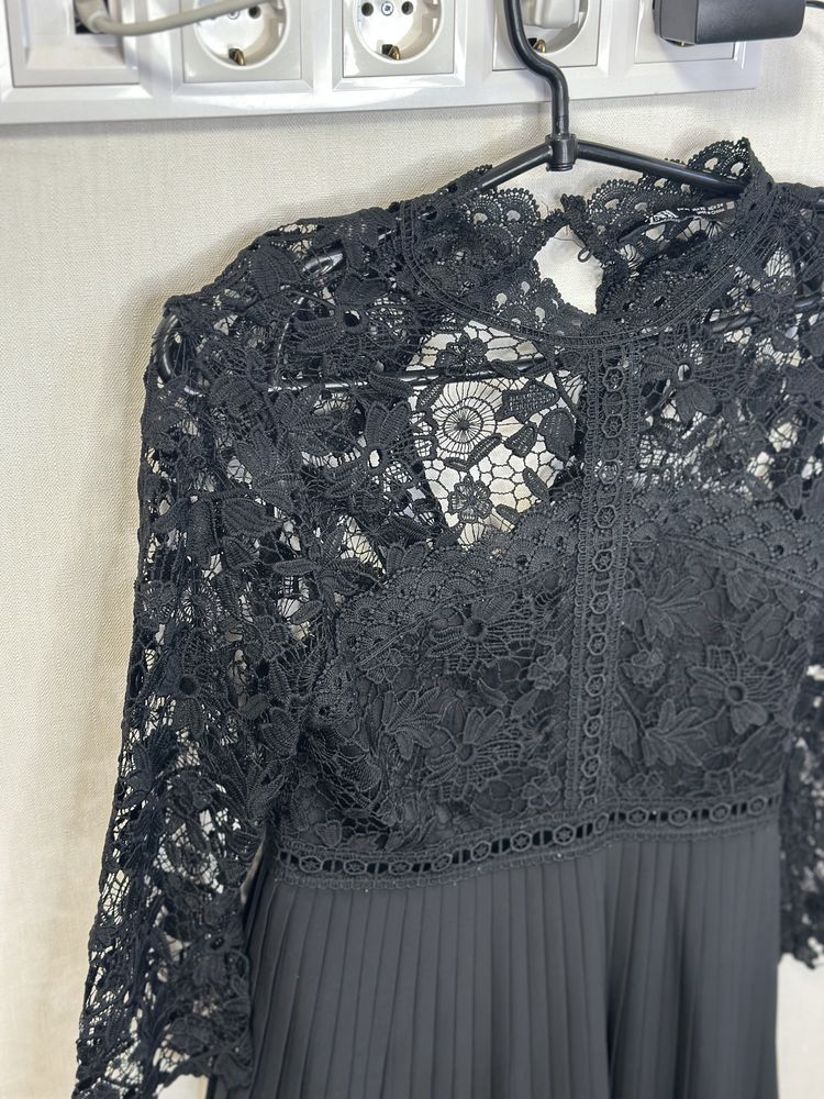 Чорне мереживне плаття зі спідницею плісе zara