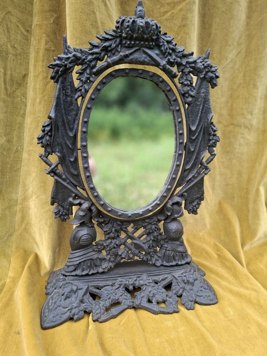 Антікварне настільне дзеркало.