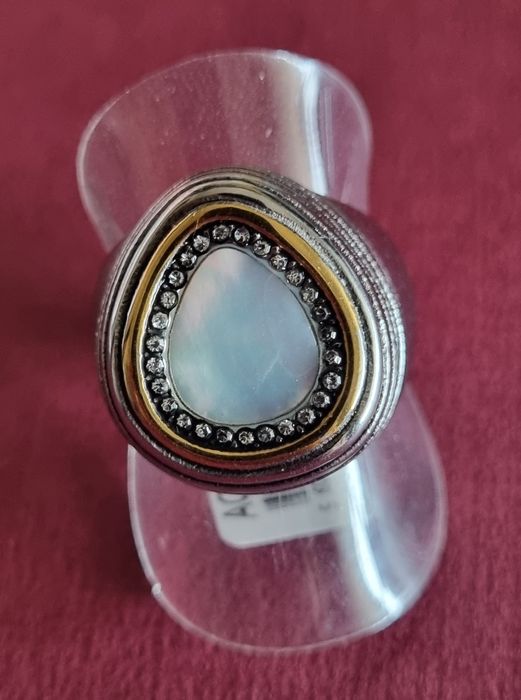 Anel bicolor, em aço, com gota em madrepérola e zirconias. T181