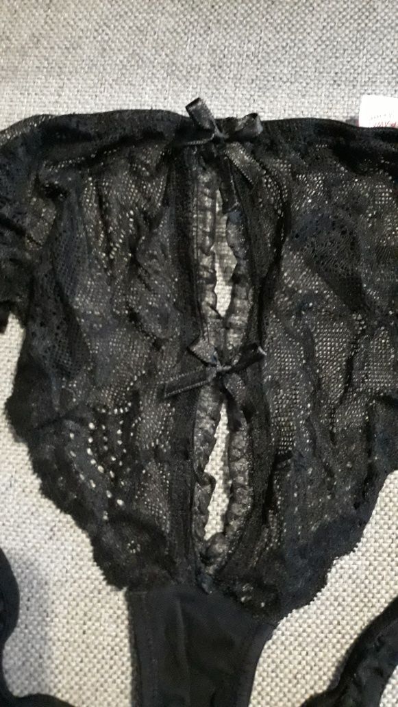 Czarne koronkowe majtki stringi z rozcięciem rozmiar XL